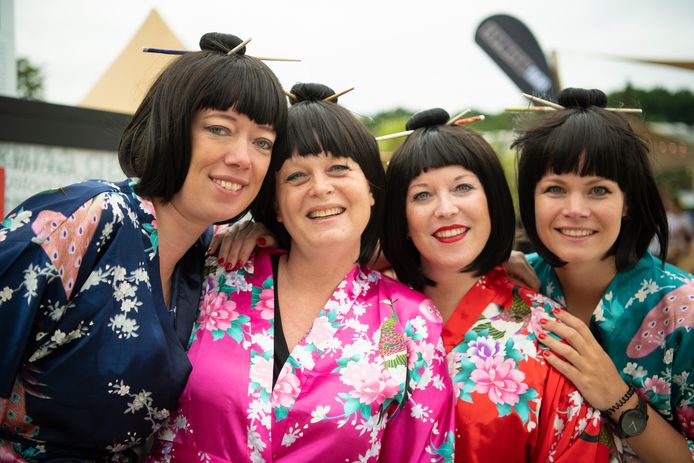 Dames van de Trommelaarshoeve waren op het Drakenbootfestival gekleed in Chinese kimono's met bijpassend kapsel: ,,Nog nooit is er op het Apeldoornse drakenbootfestival een Chinees team geweest, nu wel.''