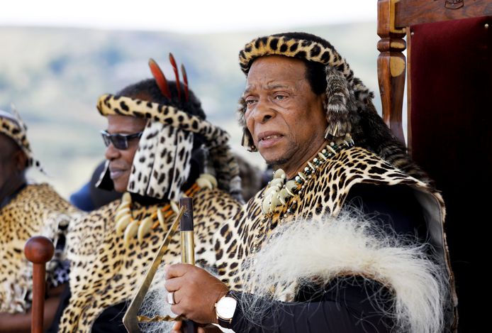 Zoeloekoning Goodwill Zwelithini is in maart van dit jaar op 72-jarige leeftijd overleden in Zuid-Afrika. Sindsdien staan de leden van de koninklijke familie op voet van oorlog met elkaar.