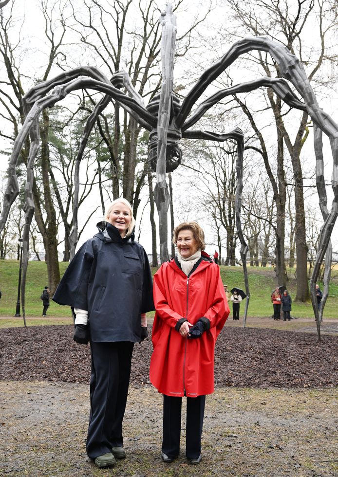 Mette-Marit stands with her mother-in-law Sonia at the meter-high spider.