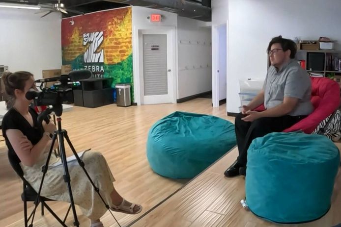 KIJK. VS-correspondent Romina Van Camp spreekt met transman die verhuist naar andere staat door strenge anti-transgenderwetten in Florida