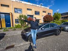 Verbod op ‘struikelkabels’ over de stoep ter discussie: ‘Zwolle ontmoedigt elektrisch rijden, dat is onlogisch’