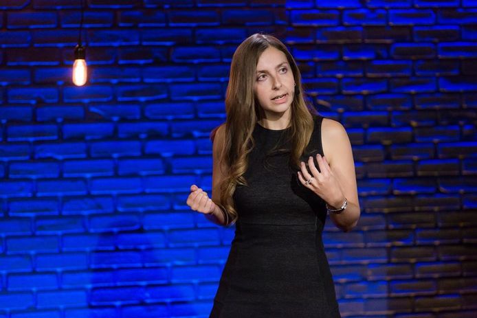 Maria Konnikova tijdens een TED-talk in 2016.