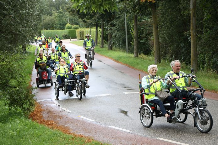 Allerlei rijwielen deden mee in de stoet, van scootmobiel tot duofiets.