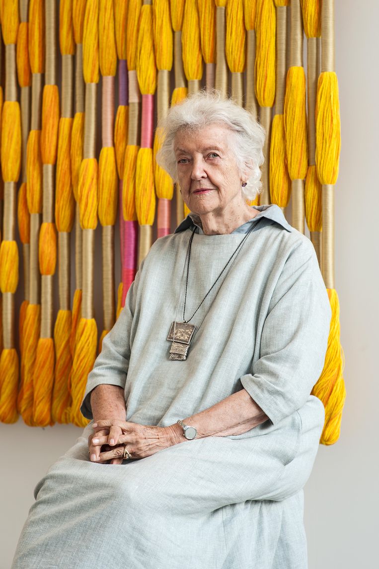 Kunstenaar Sheila Hicks (Nebraska, 1934) maakte wereldwijd furore met haar kleurrijke textielwerken. Haar tentoonstelling 'Make an effort every day' is t/m 5/11 te zien bij Eenwerk, Koninginneweg 176. Beeld Koos Breukel