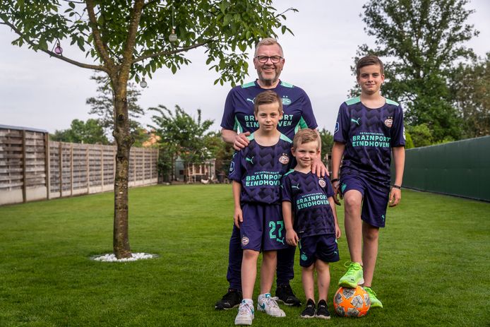 PSV-verzorger Eddy Pepels met zijn kleinkinderen Dries, Stan en Robbe.