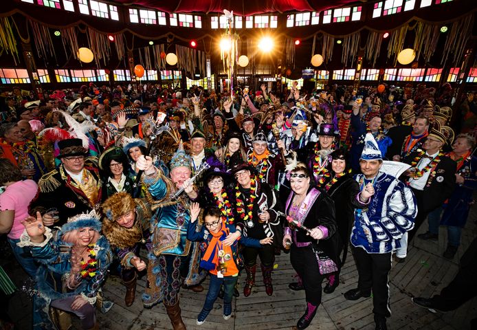 11 prinsen uit Lampegat Eindhoven gingen carnavalsdinsdag 2020 op de foto in De Salong op het Wilhelminaplein. Natuurlijk ook met Ludovieckus, de stadsprins (derde van links op de eerste rij).