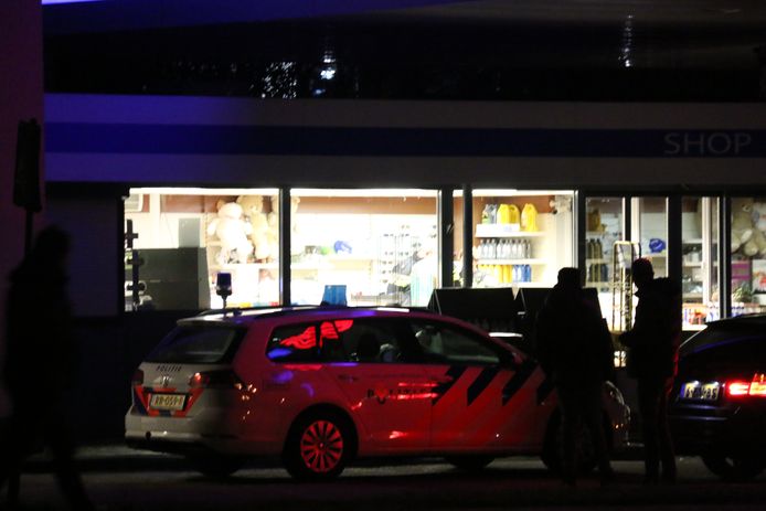 Bij de overval op het tankstation aan de Aalderinkssingel in Almelo werd een hoogzwangere medewerkster bedreigd.