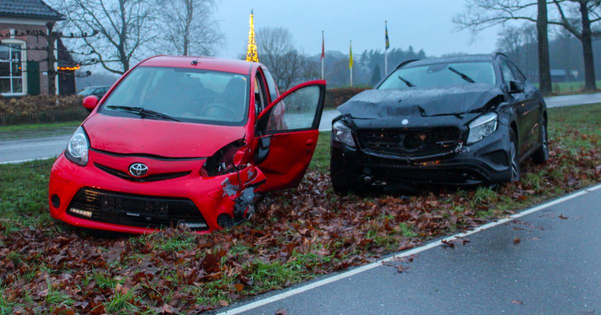 Pech na pech: automobiliste gewond bij botsing in Vorden.