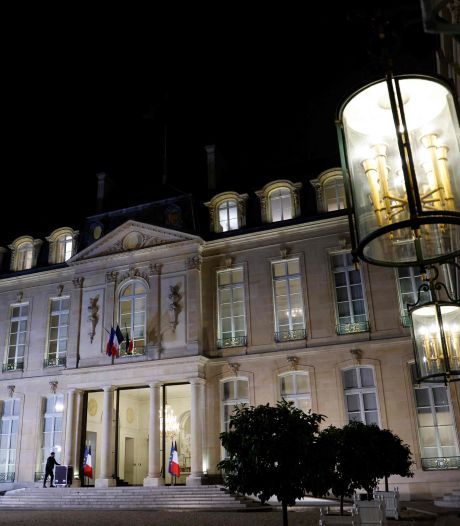 Un intrus à l’Élysée: un homme qui voulait “parler” à Emmanuel Macron intercepté dans la cour du palais