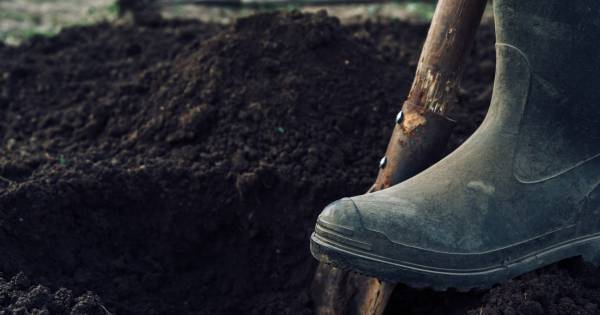 Man graaft enorme schuilkelder onder huurhuis: instortingsgevaar buren