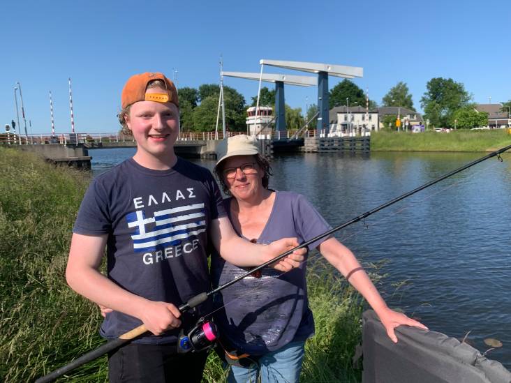 Moeder Wilma en zoon Sven vissen graag samen en rijden daar graag voor naar Rivierenland