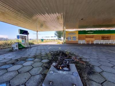 Spooktankstation in Zevenaar takelt steeds verder af: ‘Waarom ruimen ze de handel niet op?’