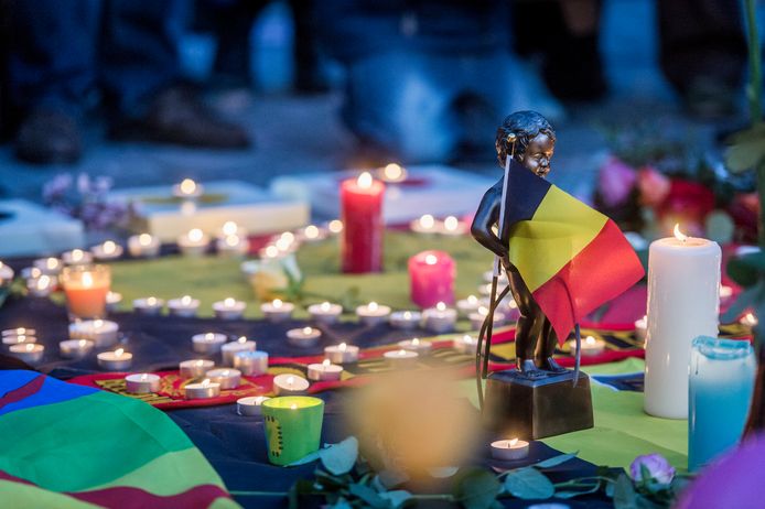 Op het Beursplein in Brussel zochten honderden mensen steun bij elkaar na de aanslagen in Zaventem en Brussel.