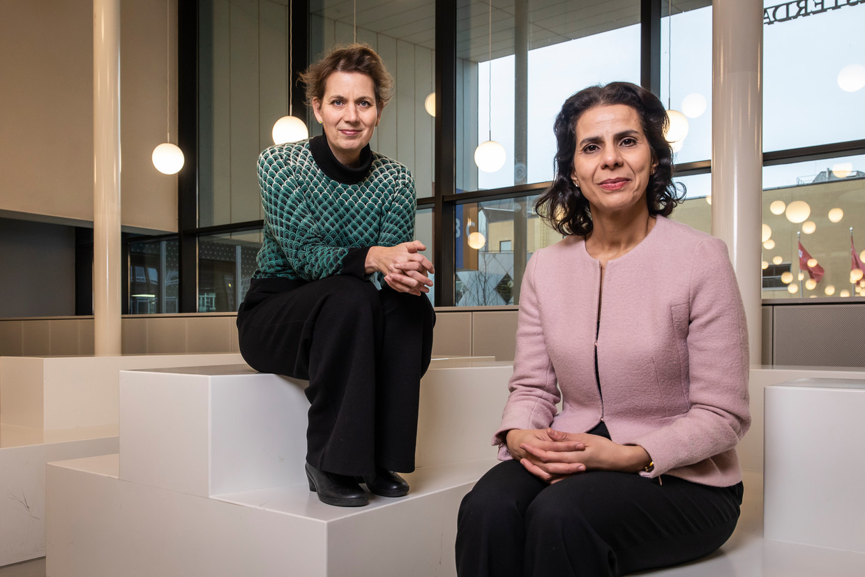 Monique Kremer en Aisa Amagir doen onderzoek naar de wirwar aan instanties en regelingen waar minima hun weg in moeten zoeken. Beeld Dingena Mol