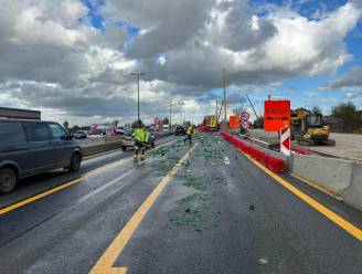 Vrachtwagen verliest opnieuw lading glas aan wegenwerken op E40: Verkeershinder groot 