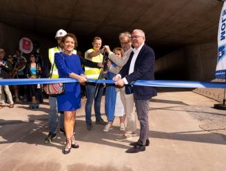 Nieuwe fietstunnel onder Turnhoutsebaan in Deurne geopend