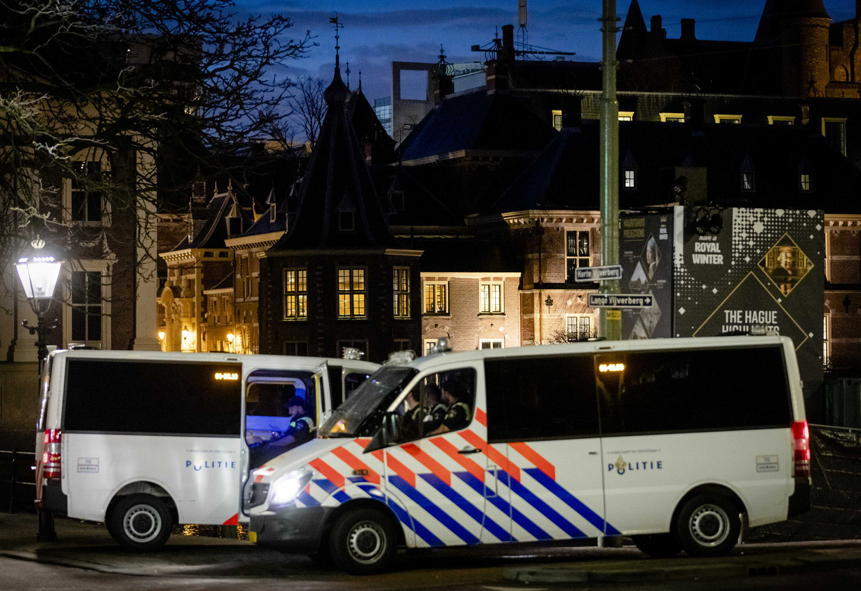 De ME staat paraat bij het Binnenhof als voorzorgmaatregel.  Beeld ANP