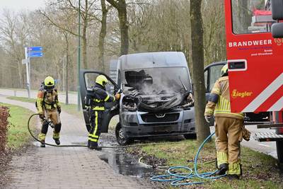Bestelbus vliegt in brand in Bavel