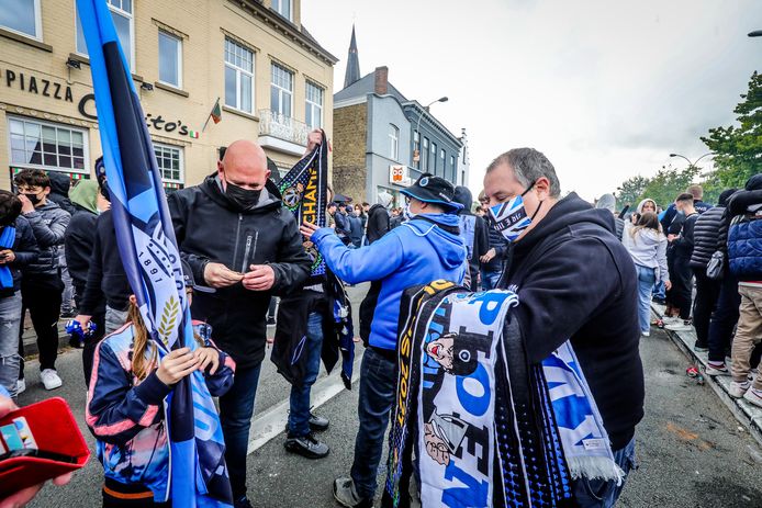 supporters wachten op de spelersbus van Club Brugge op de Platse van St Andries