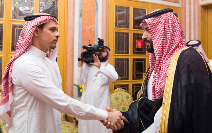 Salah Khashoggi (links) schudt de Saudische kroonprins Mohammed bin Salman de hand bij een eerdere ontmoeting.