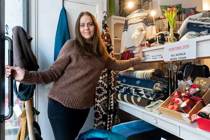 Noelia Zavala in haar winkel, nu het nog kan