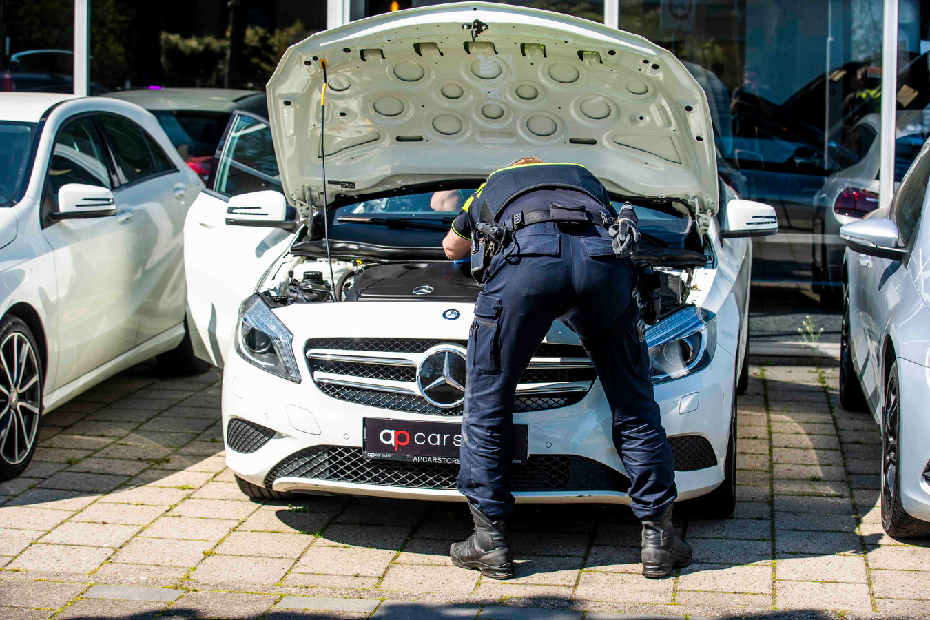 Inval bij autodealer AP Car Store in Eindhoven vermoedens van heling