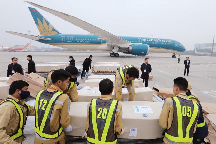 De lichamen en stoffelijke overschotten van 23 omgekomen Vietnamese immigranten zijn zaterdagmorgen aangekomen op de luchthaven Noi Bai van de Vietnamese hoofdstad Hanoi.