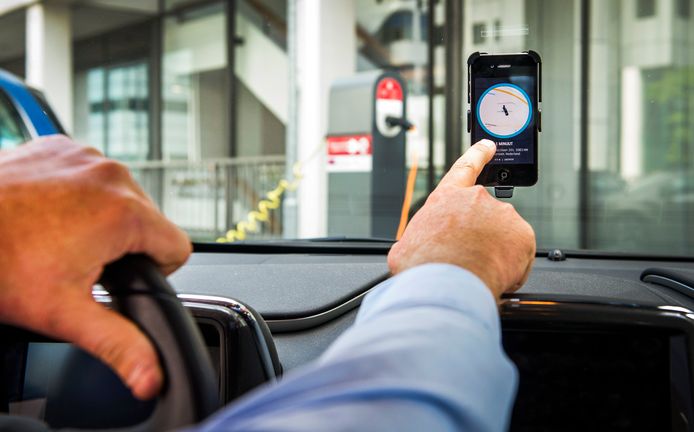 Een chauffeur van Uber accepteert een aanvraag voor een rit van een klant.