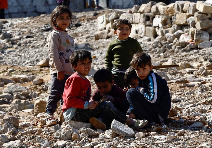 Kinderen in Gaziantep, in het zuidoosten van Turkije, zitten tussen het puin na de verwoestende aardbevingen (14/02/2023).