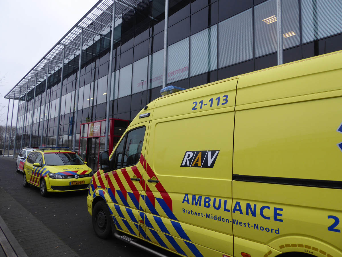 Twee ambulances kwamen naar de sporthal.