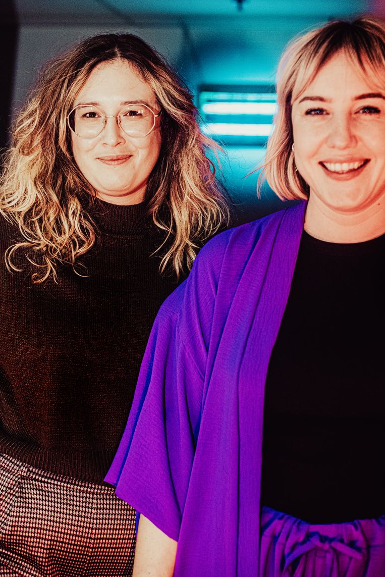 Laura Scheerlinck (rechts): 'Mijn moeder zegt dat ik te veel op de barricaden sta. Dat beschouw ik als een compliment.' Beeld Carmen De Vos