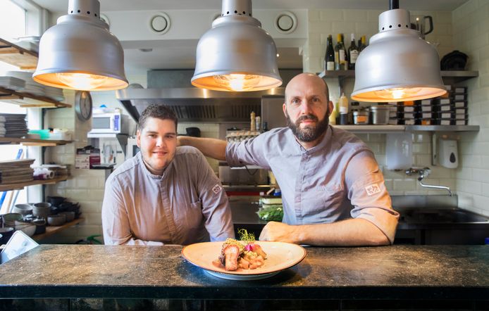 Restaurant Bayonne. Chefs Tjeerd Boersma (R) en Benjamin van Aken met op de voorgrond een Ibericowang met biet en Brioche.