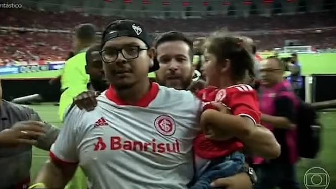 Opmerkelijk tafereel in Brazilië: man gaat mét jong meisje op de arm spelers te lijf 