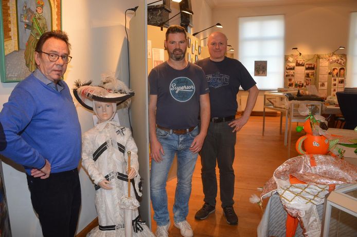 Wilfried Mattens, Ward Van Kerckhove en Pascal Van de Waeter bij het opzetten van de tentoonstelling.