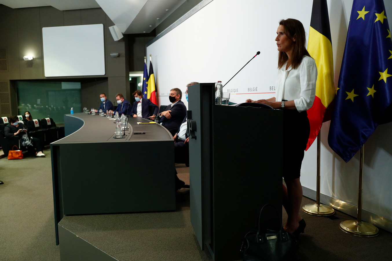 La Première ministre Sophie Wilmès, à l'avant-plan, lundi, en conférence de presse