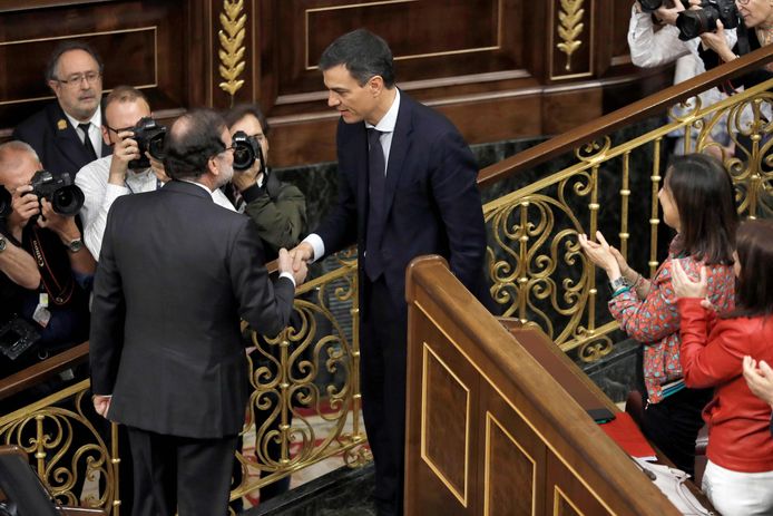 Rajoy feliciteerde na de stemming de nieuwe premier, Pedro Sánchez.