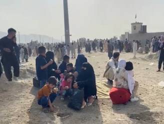 “Wanhopige Afghanen gooien kinderen over prikkeldraad aan luchthaven Kaboel”