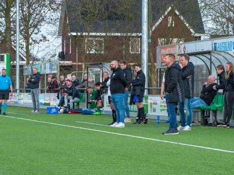 De ‘harde kern’ van de trainers-app vecht het op het veld uit bij Teuge tegen Eefde
