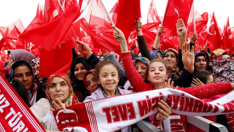 Erdogan-aanhangers vieren feest in Ankara. Beeld epa