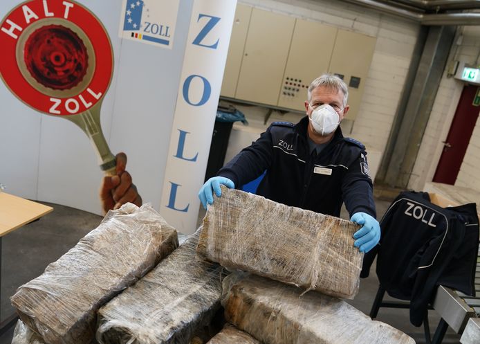 Andreas Franke, plaatsvervangend woordvoerder van het Hamburgse onderzoeksbureau van de douane, toont een deel van de in beslag genomen cocaïne.