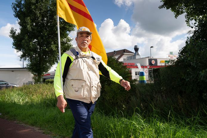 Phat Tan Luu loopt zijn eigen vierdaagse met  de Zuid-vietnamese vlag. Hij kwam hier 40 jaar geleden als vluchteling.