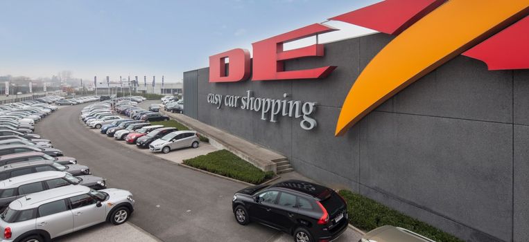 Het hoofdhuis van autoverdeler Dex in Hooglede. Beeld Dex