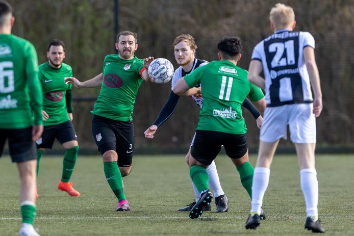 Aanvoerder Talha Ozer (midden) knokt zich met Ulu Spor naar een punt tegen het hooggeklasseerde MSC.