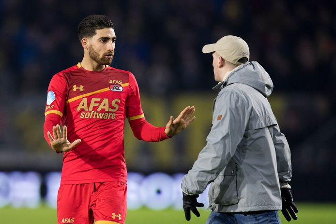 Alireza Jahanbakhsh probeert de Ierse man tegen te houden.
