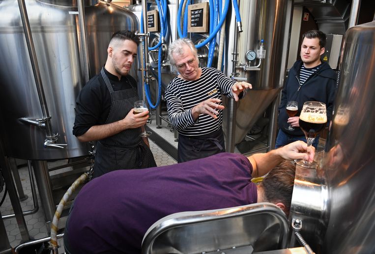 De Bossche bierbrouwer Erwin de Wit (midden) legt bezoekers het brouwproces uit. Beeld Marcel van den Bergh / de Volkskrant