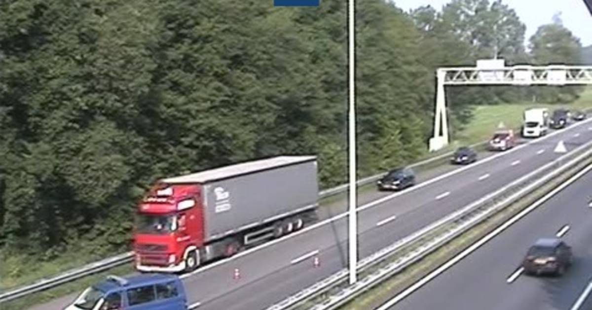 Twee rijstroken op A58 richting Eindhoven dicht door een ongeluk, alleen vluchtstrook open.