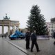 Klimaatactivisten zagen top van 15 meter hoge kerstboom in Berlijn af