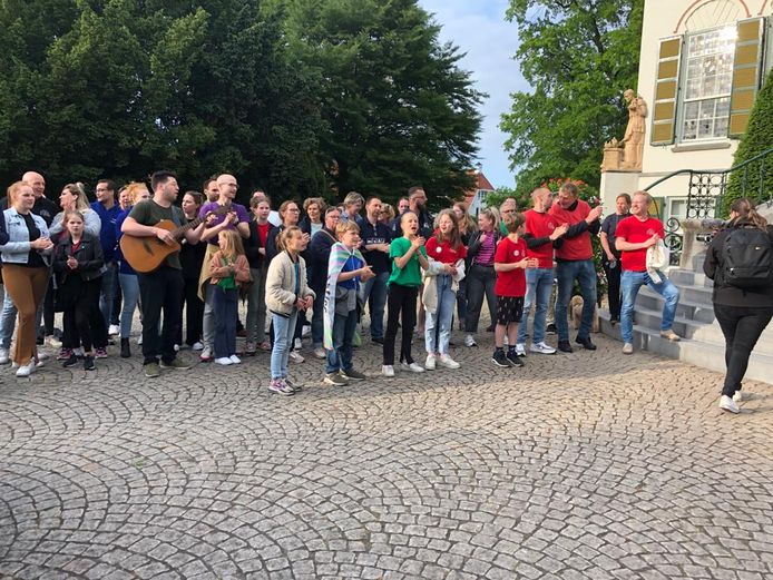 Voorafgaand aan de gemeenteraad over de uitbreiding van kindcentrum Het Kwartier die mogelijk invloed heeft op Jeugd Aktief vond een ludiek protest plaats.