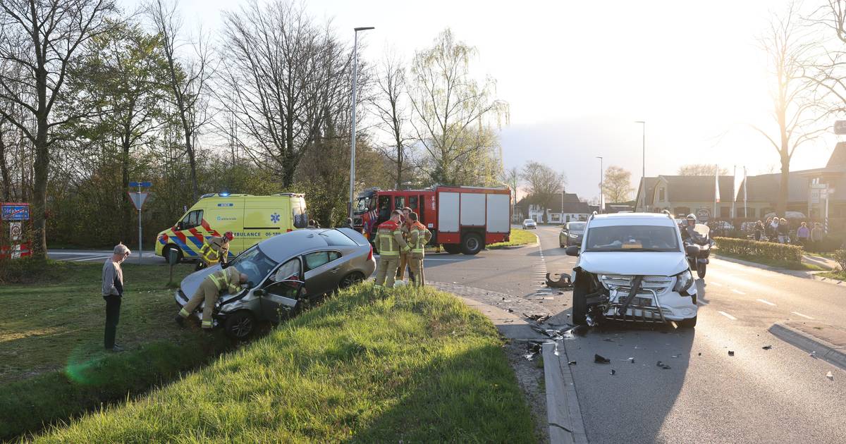 Auto belandt in sloot in Oldebroek na aanrijding met bedrijfsbus.