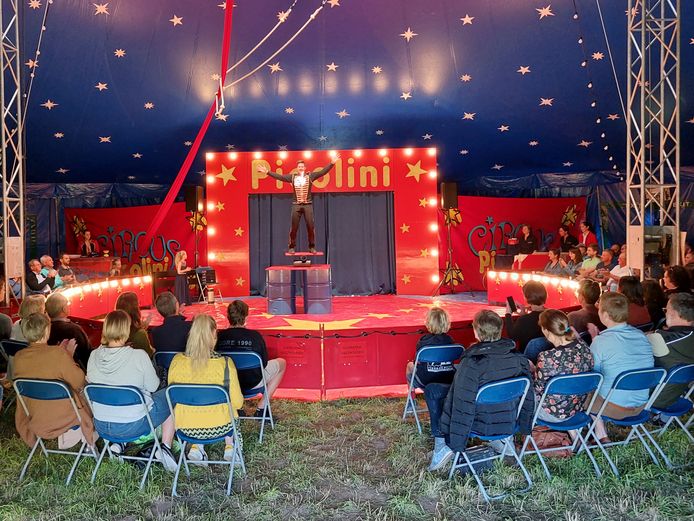 De vestigingen van VBS De Kastanje uit Proven en Krombeke pakten dit weekend uit met hun circusvoorstelling ‘Circus De Kastanje’. De circusdirecteur van familiecircus Picolini leerde de kinderen de kneepjes van het vak.